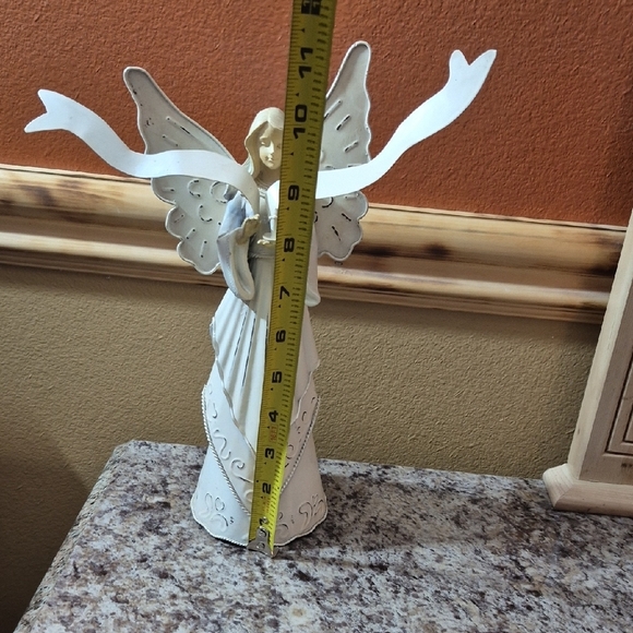 Source Unknown Serene Angel Sculpture in Cream and White, Metal. - Picture 2 of 7